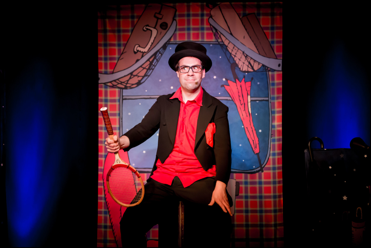 Zauberer ZaPPaloTT im Zugabteil mit Tennisschläger Zauberer Würzburg Kinderzauberer Nünberg Marktheidenfeld Würzburg Bamberg Nürnberg Schweinfurt Clown