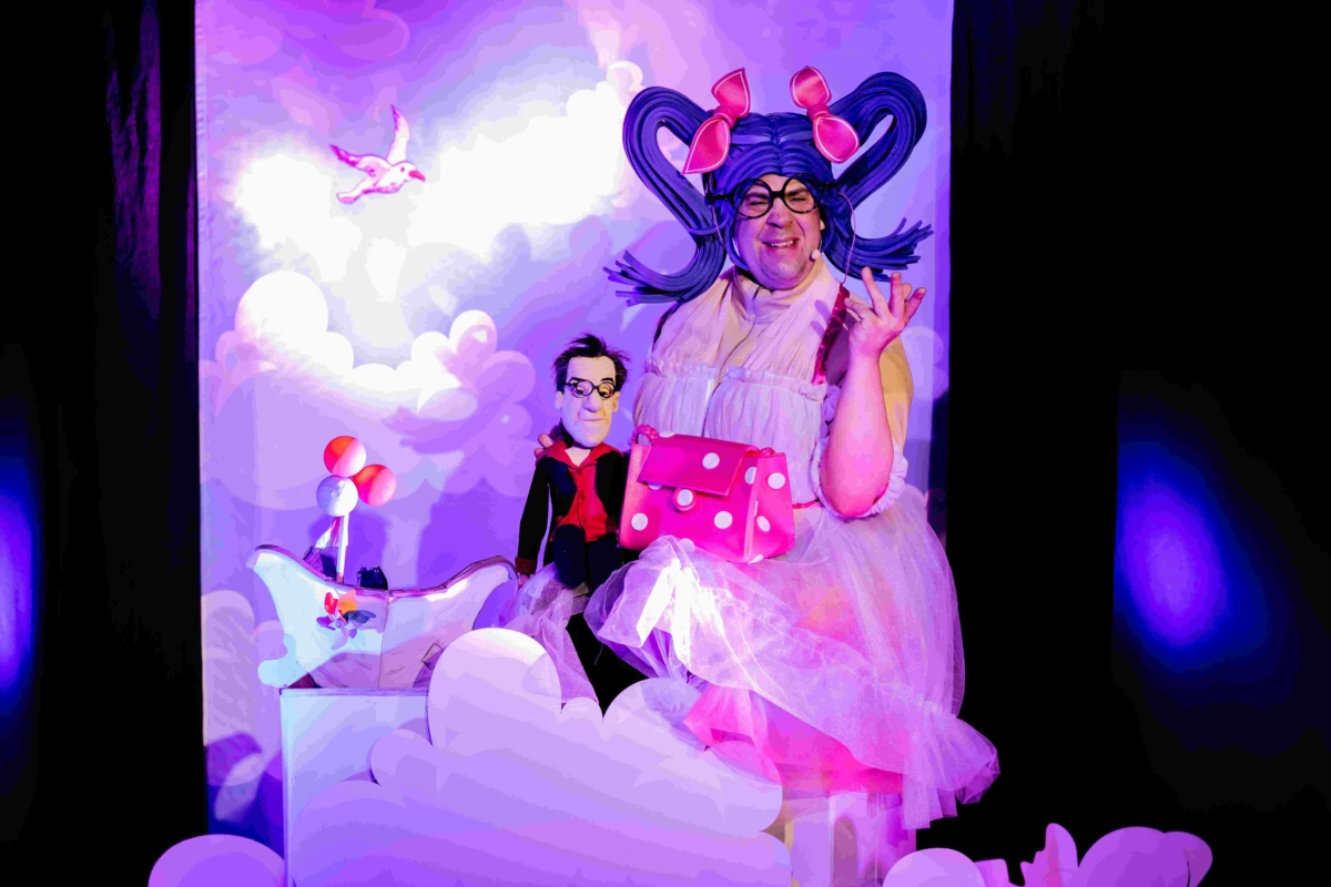 WolkenRiesin mit kleinem Zauberer ZaPPaloTT in den Wolken Zauberer Würzburg Kinderzauberer Marktheidenfeld Würzburg Bamberg Nürnberg Schweinfurt Clown