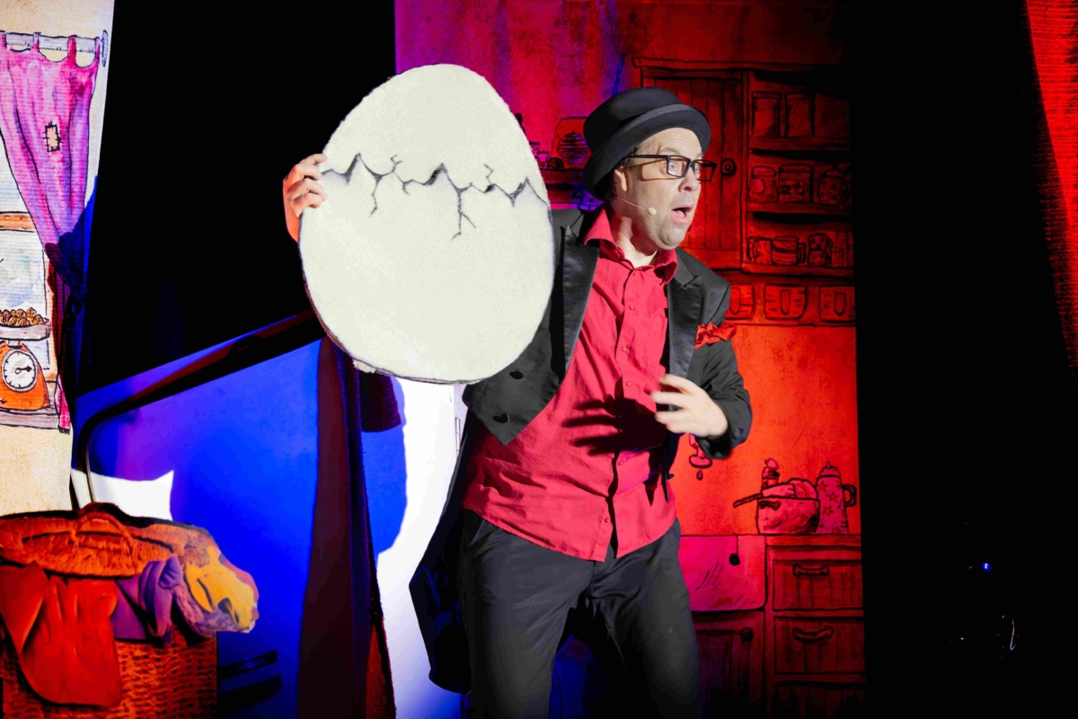 ZaPPaloTT mit knacksendem Dino-Ei (Szenenfoto Ernährungstheater ZaPPaloTT)