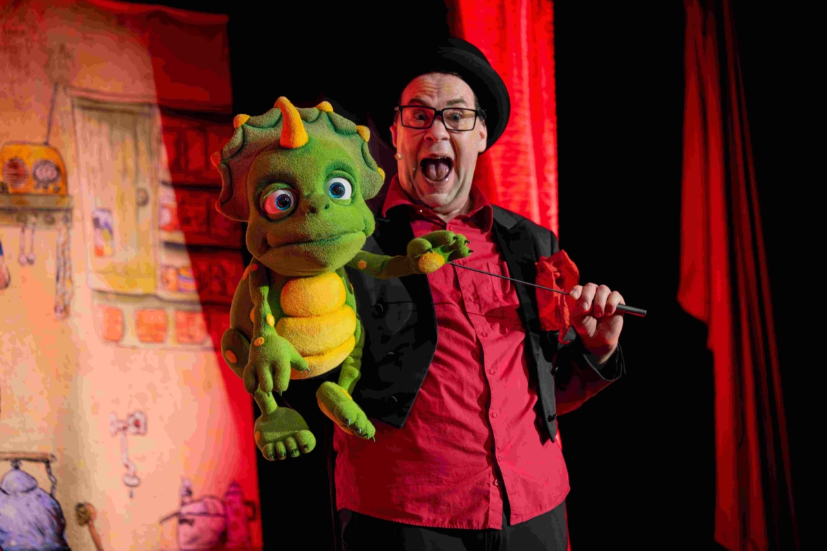 ZaPPaloTT und Dino-Baby schauen verblüfft Betrachter an (Szenenfoto Ernährungstheater ZaPPaloTT)