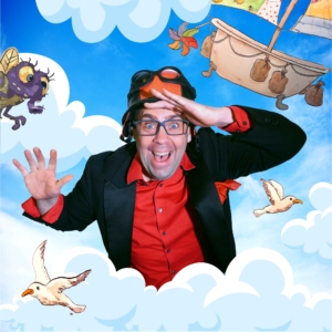 ZaPPaloTT mit Pilotenhelm vor Wolken mit fliegender Badewanne